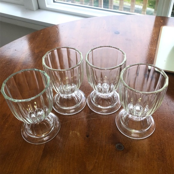 Four vintage ribbed clear glass footed bowls/ glasses for ice cream - Picture 8 of 13